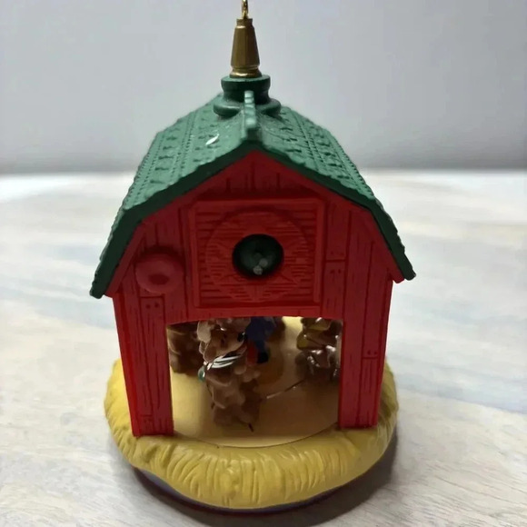 2004 Hallmark Keepsake Kris and the Kringles music box ornament - Picture 3 of 3
